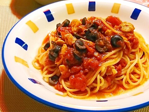 ブラックオリーブと鶏肉のトマトソースパスタ